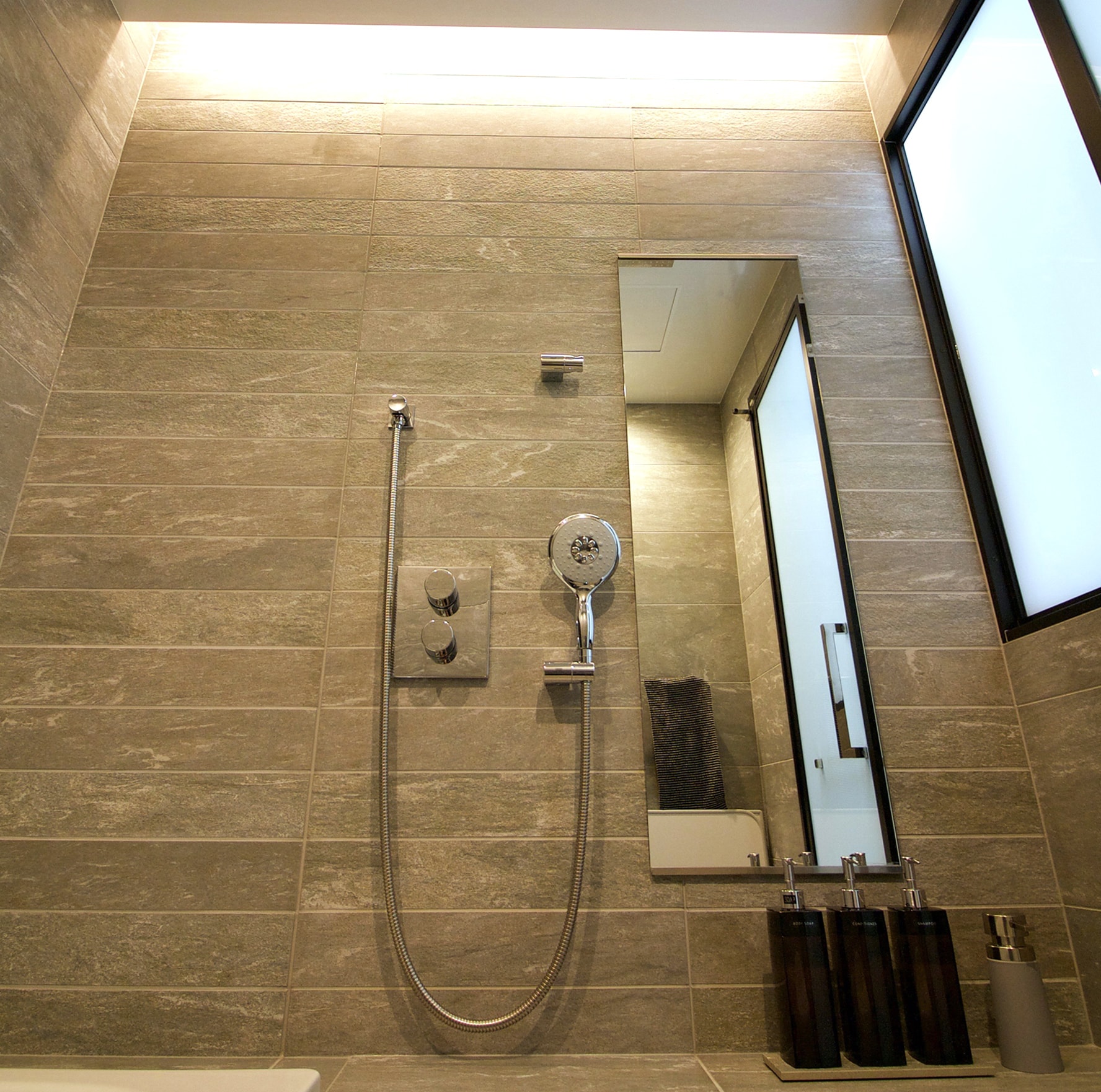 特注　オーダー　ユニットバス　事例5 バスルーム　定型サイズ　ヴァルス　タイル　間接照明