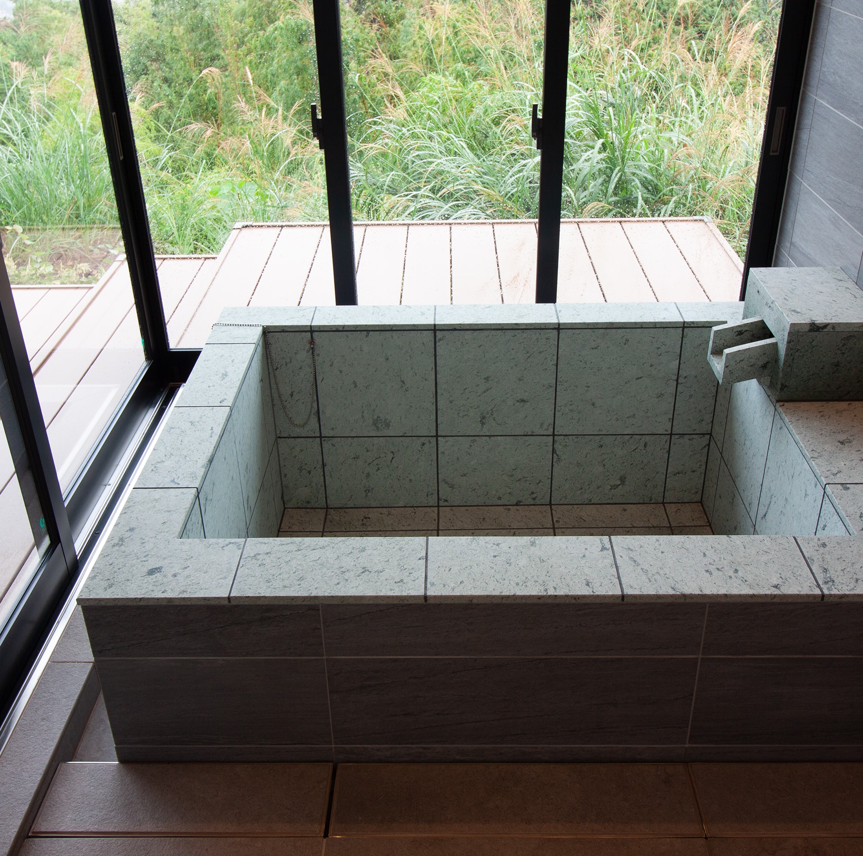 特注　オーダー　ユニットバス　事例15 バスルーム　フリーサイズ　石張り浴槽　十和田石