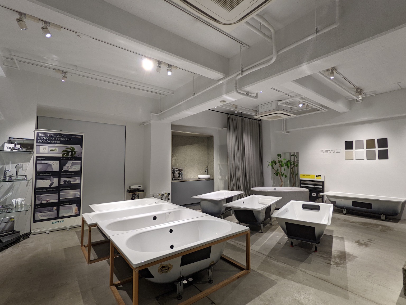 ズラリと並んだ浴槽1 イジュール 特注 オーダー ユニットバス バスルーム バステック