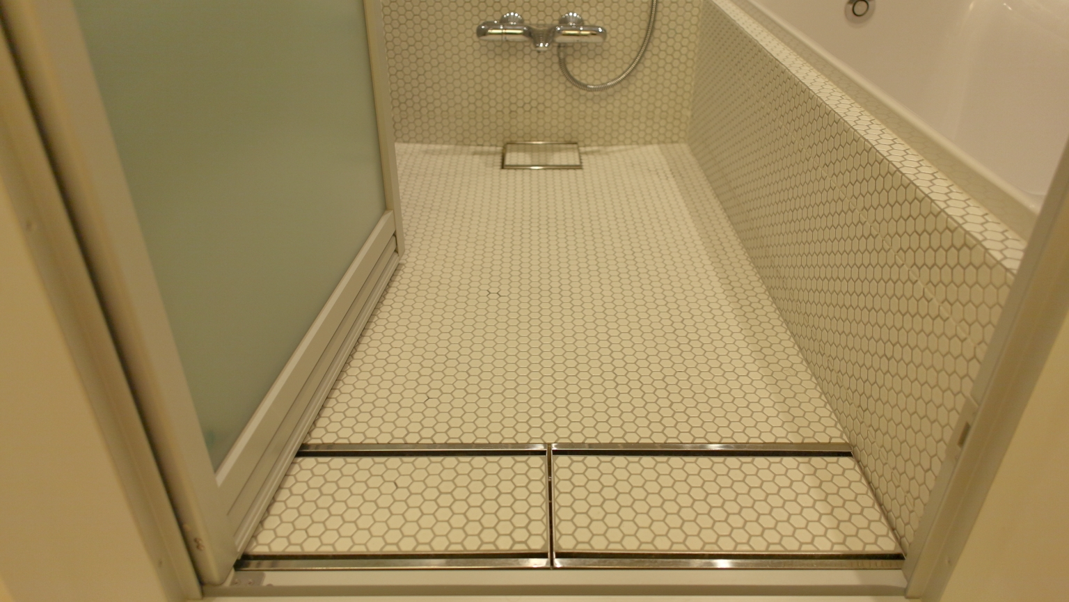 特注　オーダー　ユニットバス　事例18 バスルーム　定型サイズ　バスルーム　モザイクタイル　六角形