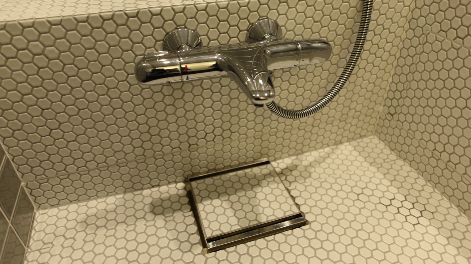 特注　オーダー　ユニットバス　事例18 バスルーム　定型サイズ　バスルーム　モザイクタイル　六角形