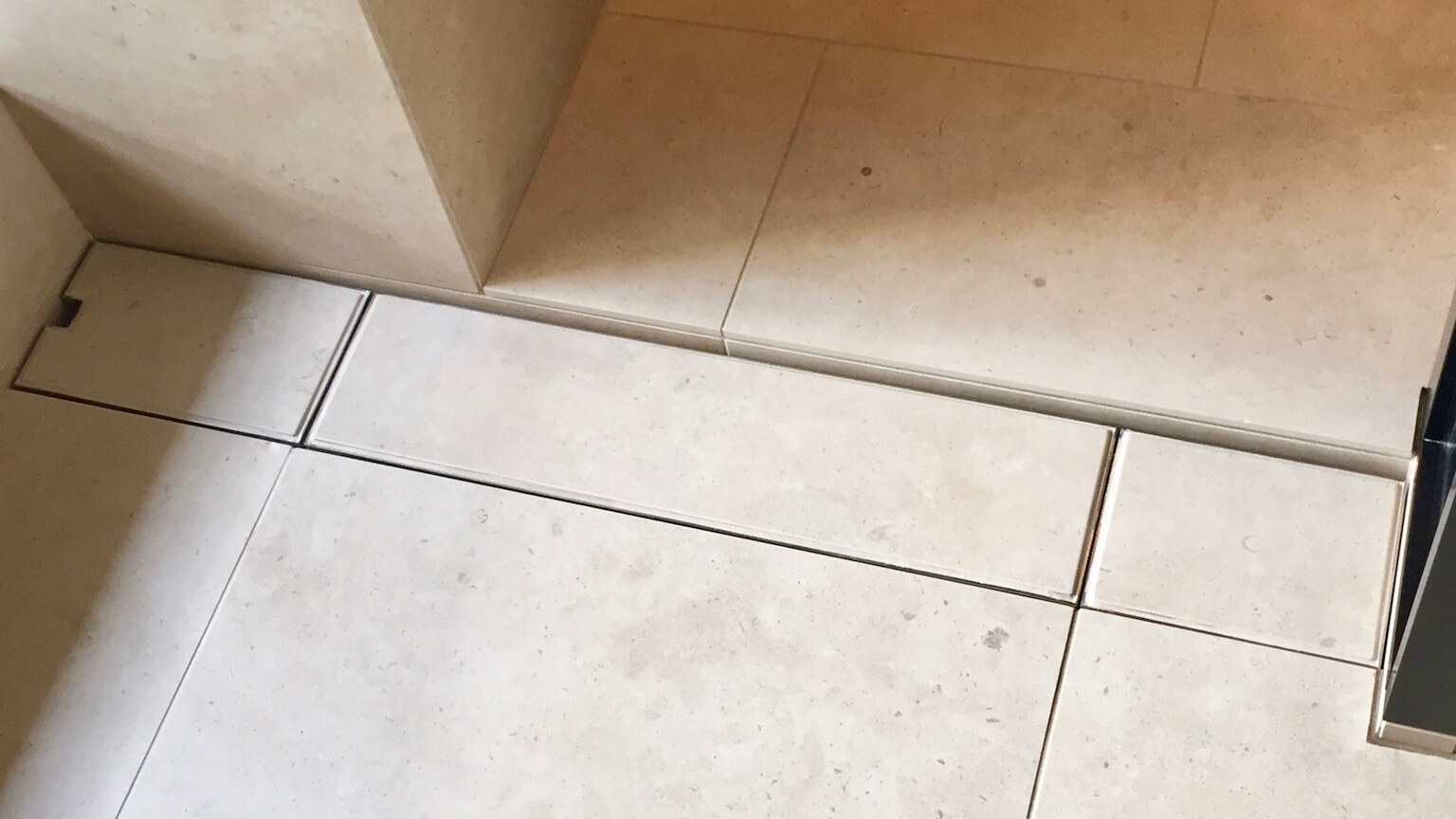 入口の排水フタ　イジュール　特注　オーダー　ユニットバス　バスルーム　排水フタ