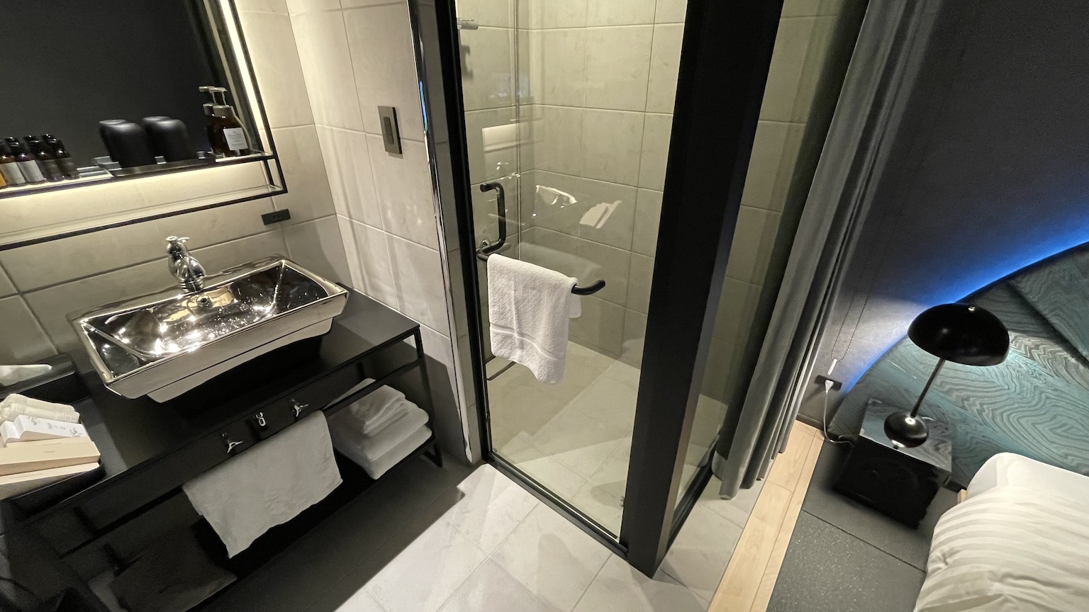 シャワールーム　イジュール　特注　オーダー　ユニットバス　バスルーム　moire hotel