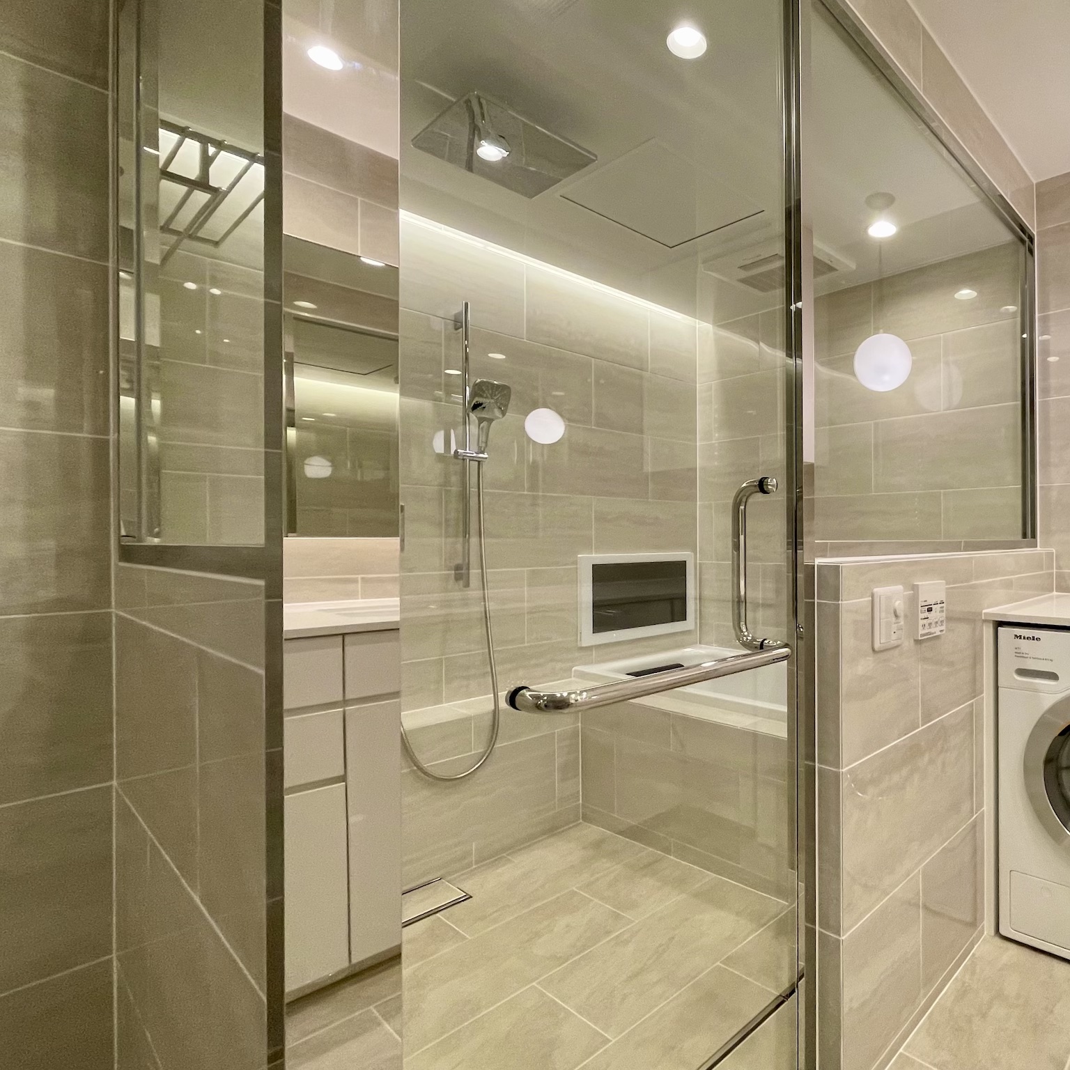 特注　オーダー　ユニットバス　事例21 バスルーム　定型サイズ　バスルーム　入口ドア　コーナーガラス