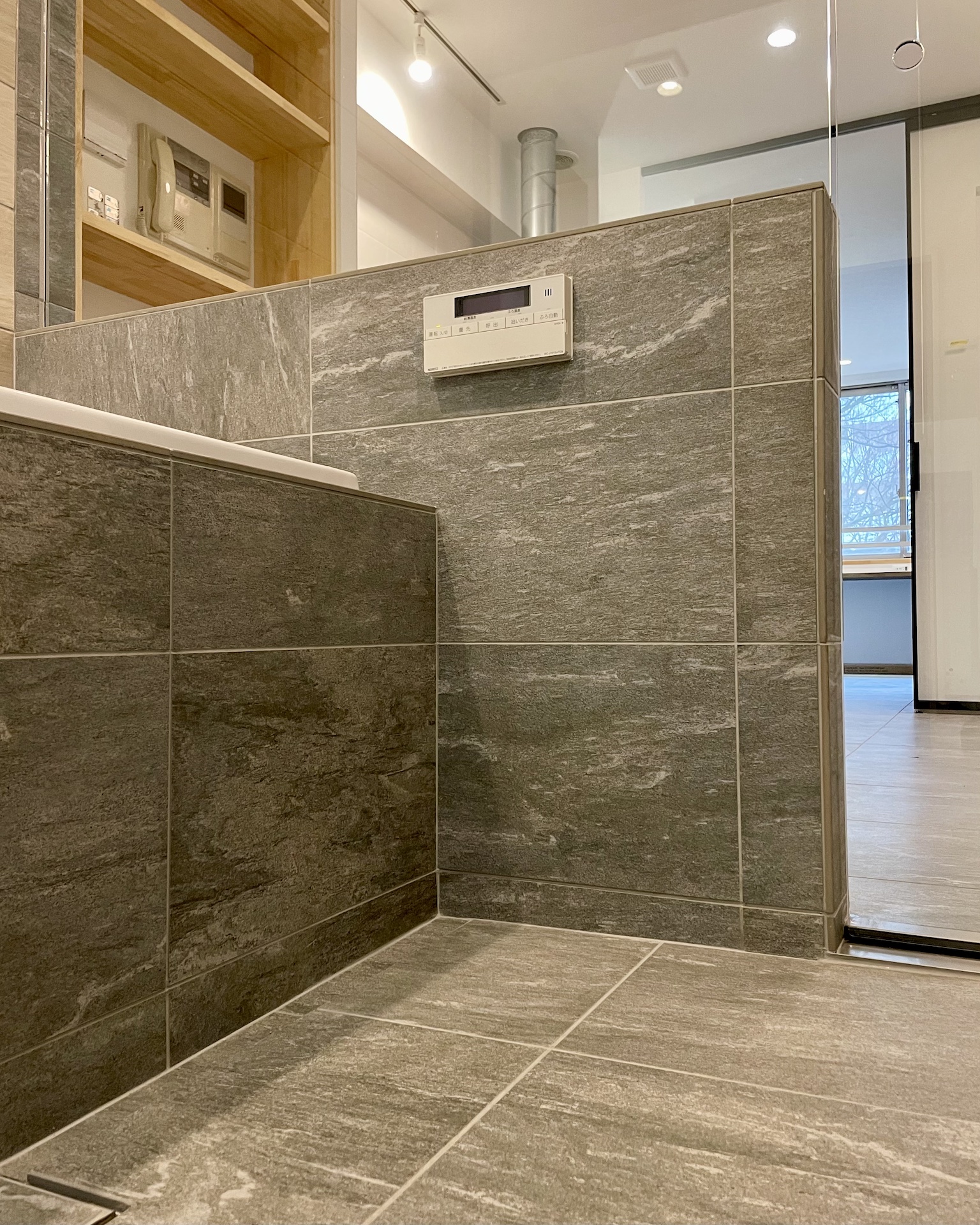 特注　オーダー　ユニットバス　事例22 バスルーム　フリーサイズ　バスルーム　腰壁　タイル　ヴァルス