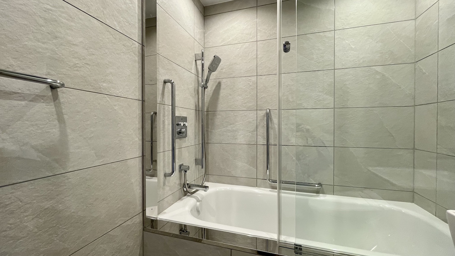 特注　オーダー　ユニットバス　事例24 バスルーム　フリーサイズ　3点ユニット　ガラス　浴槽　バスタブ