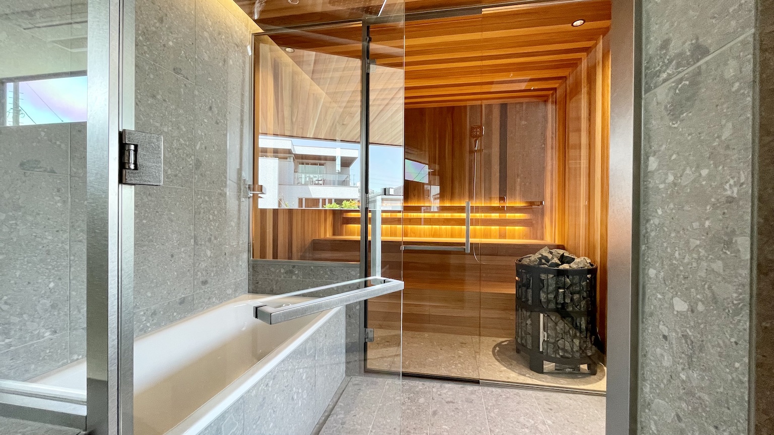 特注　オーダー　ユニットバス　事例25 バスルーム　フリーサイズ　入口より　サウナへ