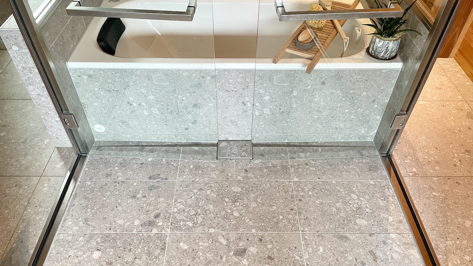 特注　オーダー　ユニットバス　事例25 バスルーム　フリーサイズ　ガラスドア　強化ガラス　通り抜け　サウナへ