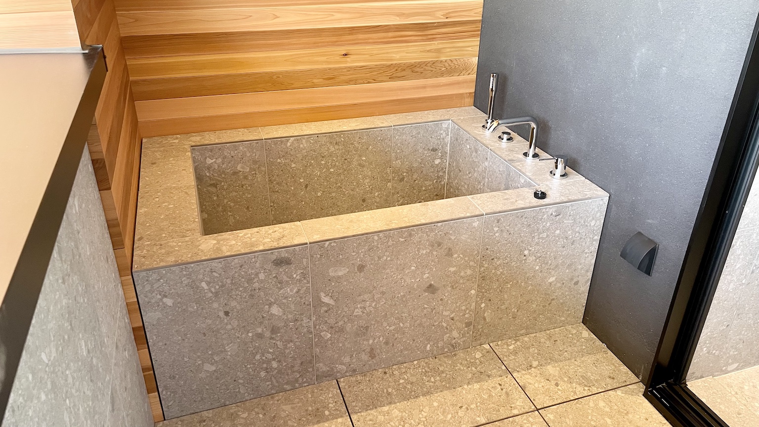 特注　オーダー　ユニットバス　事例25 バスルーム　フリーサイズ　外湯　アウトバス　タイル張り浴槽　バス水栓