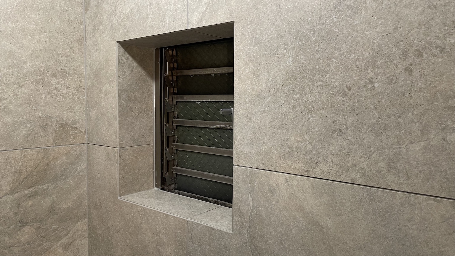 イジュール　特注　オーダー　ユニットバス　バスルーム　タイル窓枠