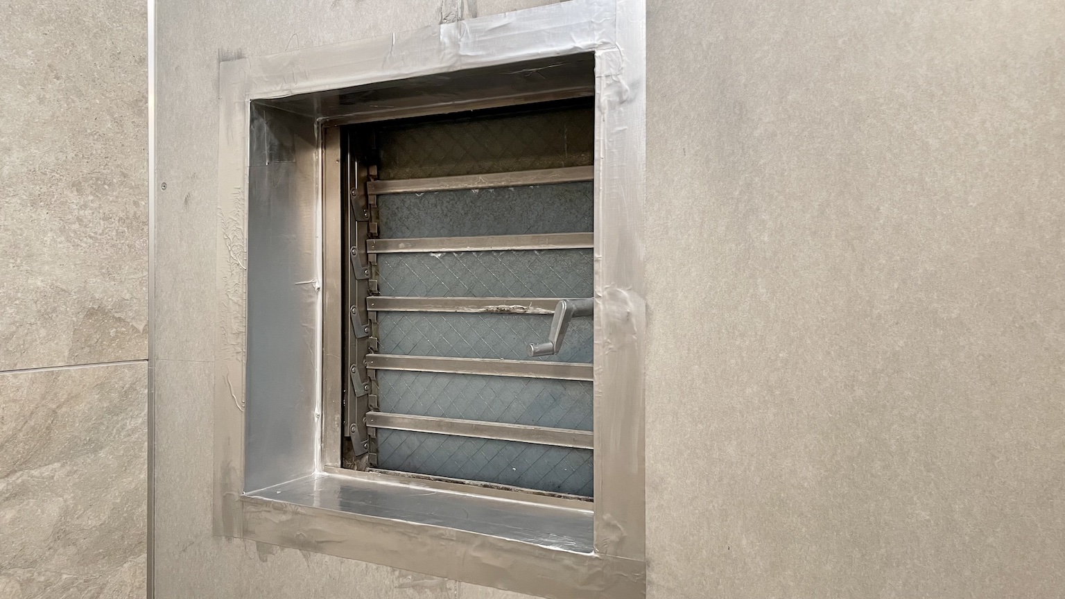 窓開口と枠下地　イジュール　特注　オーダー　ユニットバス　バスルーム　タイル窓枠