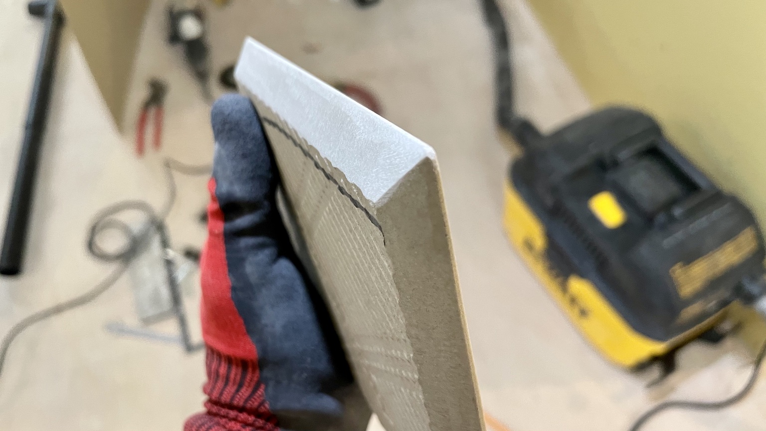 出隅のタイル加工　イジュール　特注　オーダー　ユニットバス　バスルーム　タイル窓枠