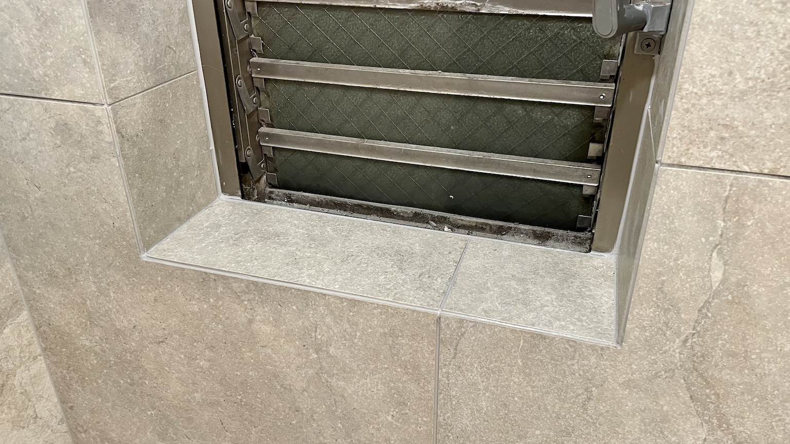 タイル目地（コーキング）　イジュール　特注　オーダー　ユニットバス　バスルーム　タイル窓枠