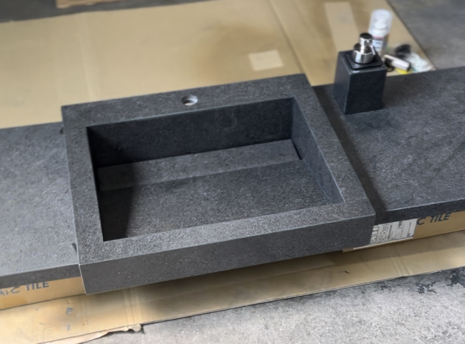 イジュール 特注 オーダー ユニットバス バスルーム タイルの洗面ボウル