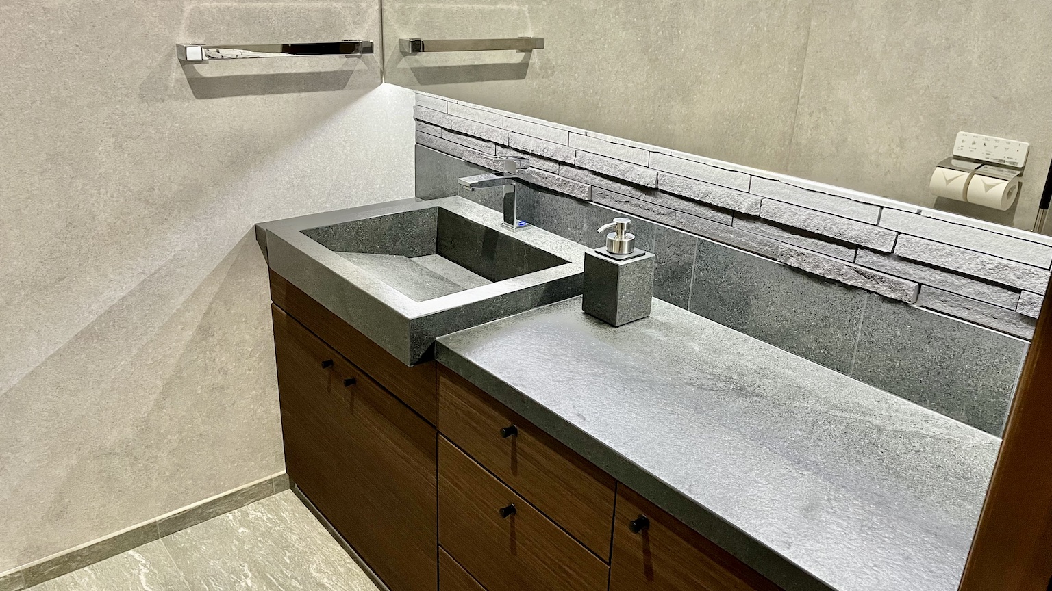 イジュール　特注　オーダー　ユニットバス　バスルーム　タイルの洗面ボウル