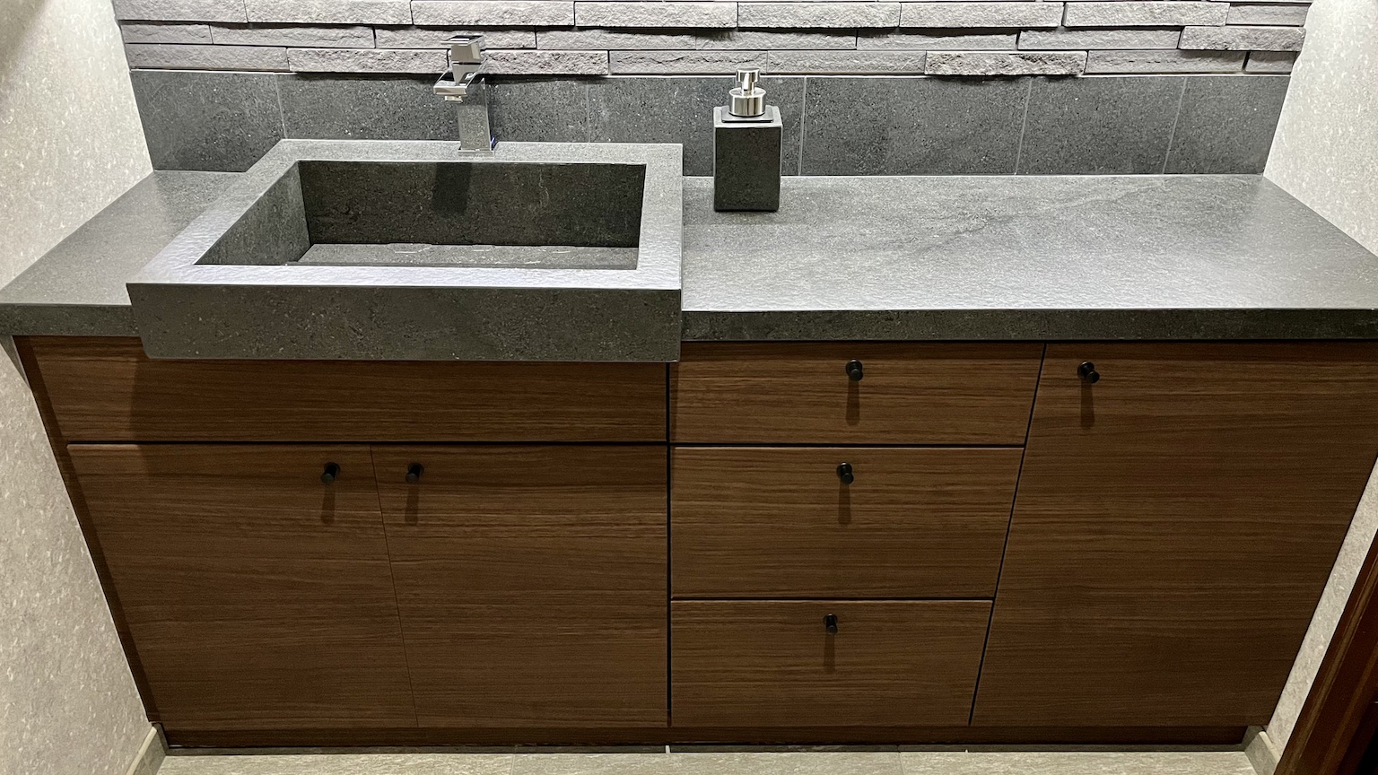 化粧シート貼り イジュール 特注 オーダー ユニットバス バスルーム タイルの洗面ボウル