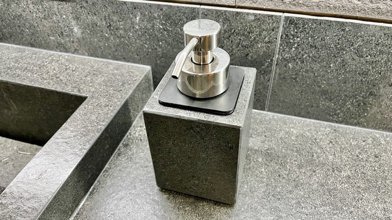 タイルで作ったハンドソープボトル イジュール 特注 オーダー ユニットバス バスルーム タイルの洗面ボウル