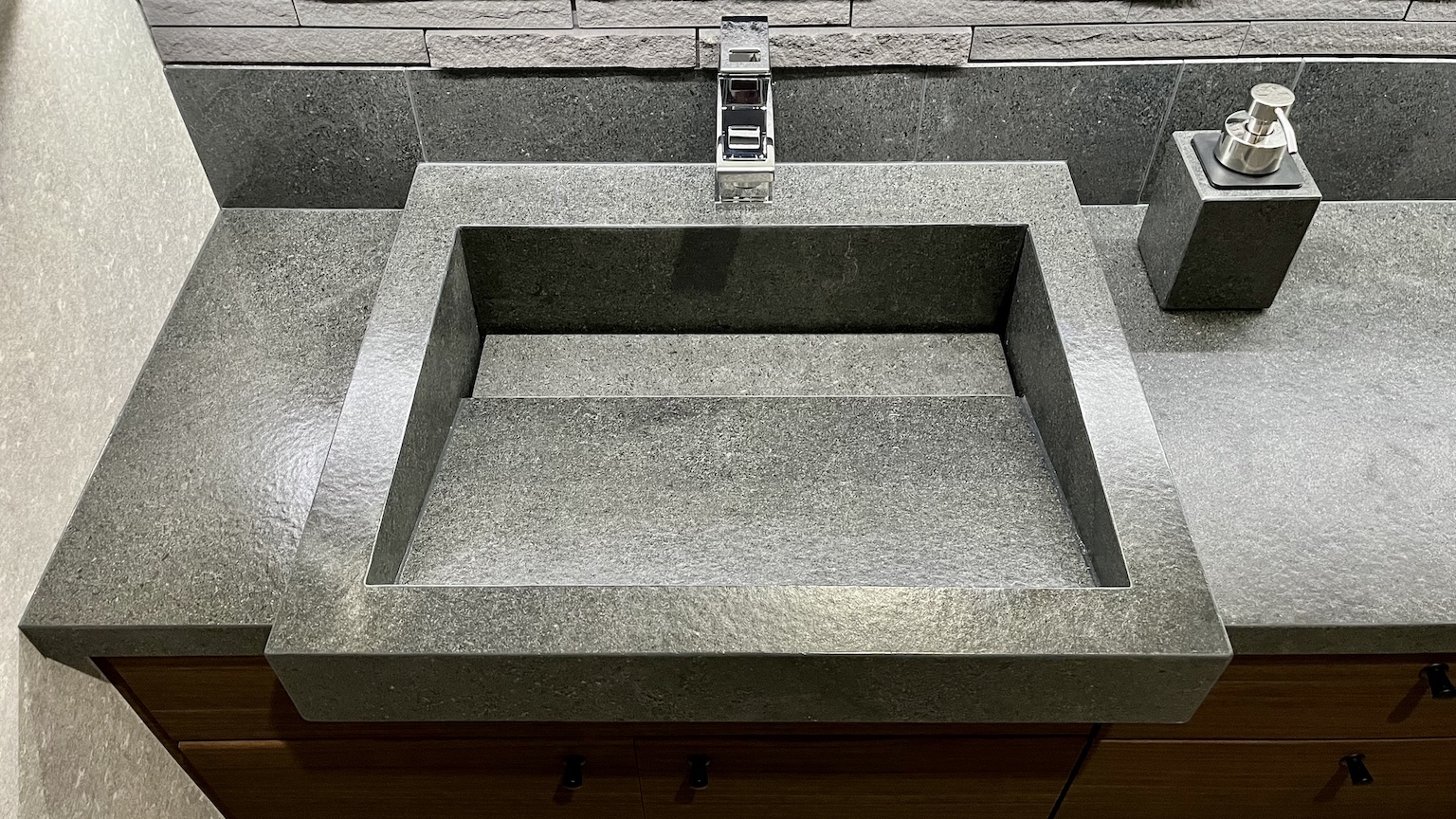 間接照明で照らされるボウル イジュール 特注 オーダー ユニットバス バスルーム タイルの洗面ボウル