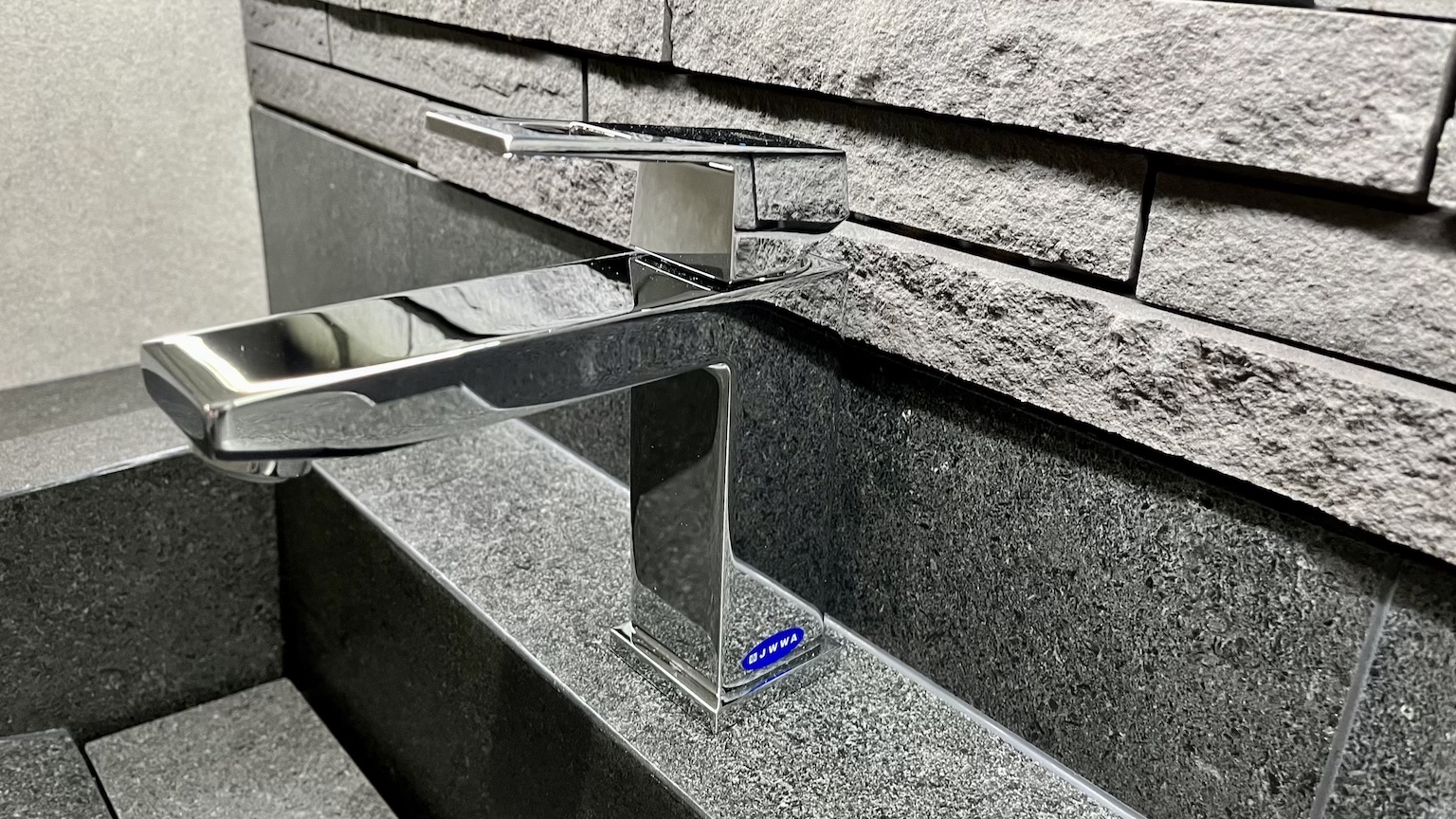 洗面水栓はグローエ イジュール 特注 オーダー ユニットバス バスルーム タイルの洗面ボウル