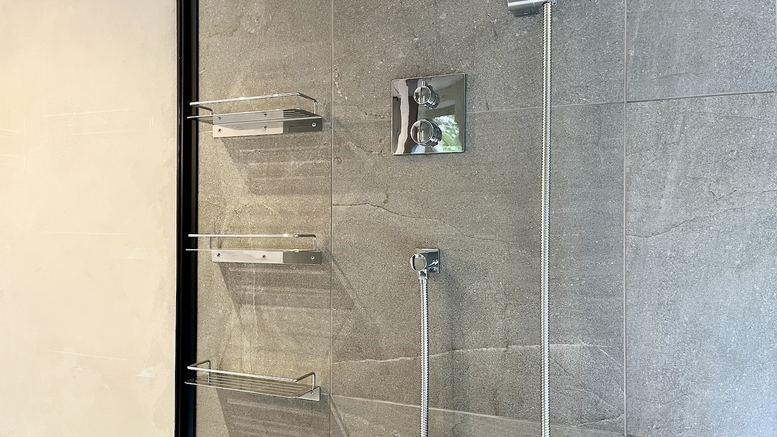 特注　オーダー　ユニットバス　事例26 バスルーム　定型サイズ　シャワー水栓　グローエ