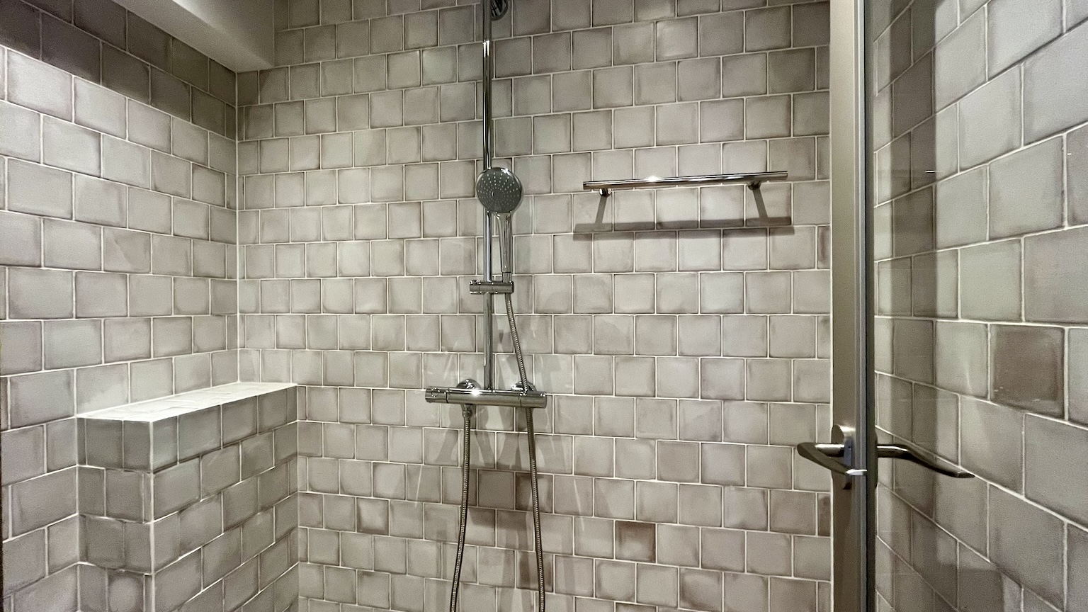 特注　オーダー　ユニットバス　事例28 シャワールーム　定形サイズ　タイル　100角