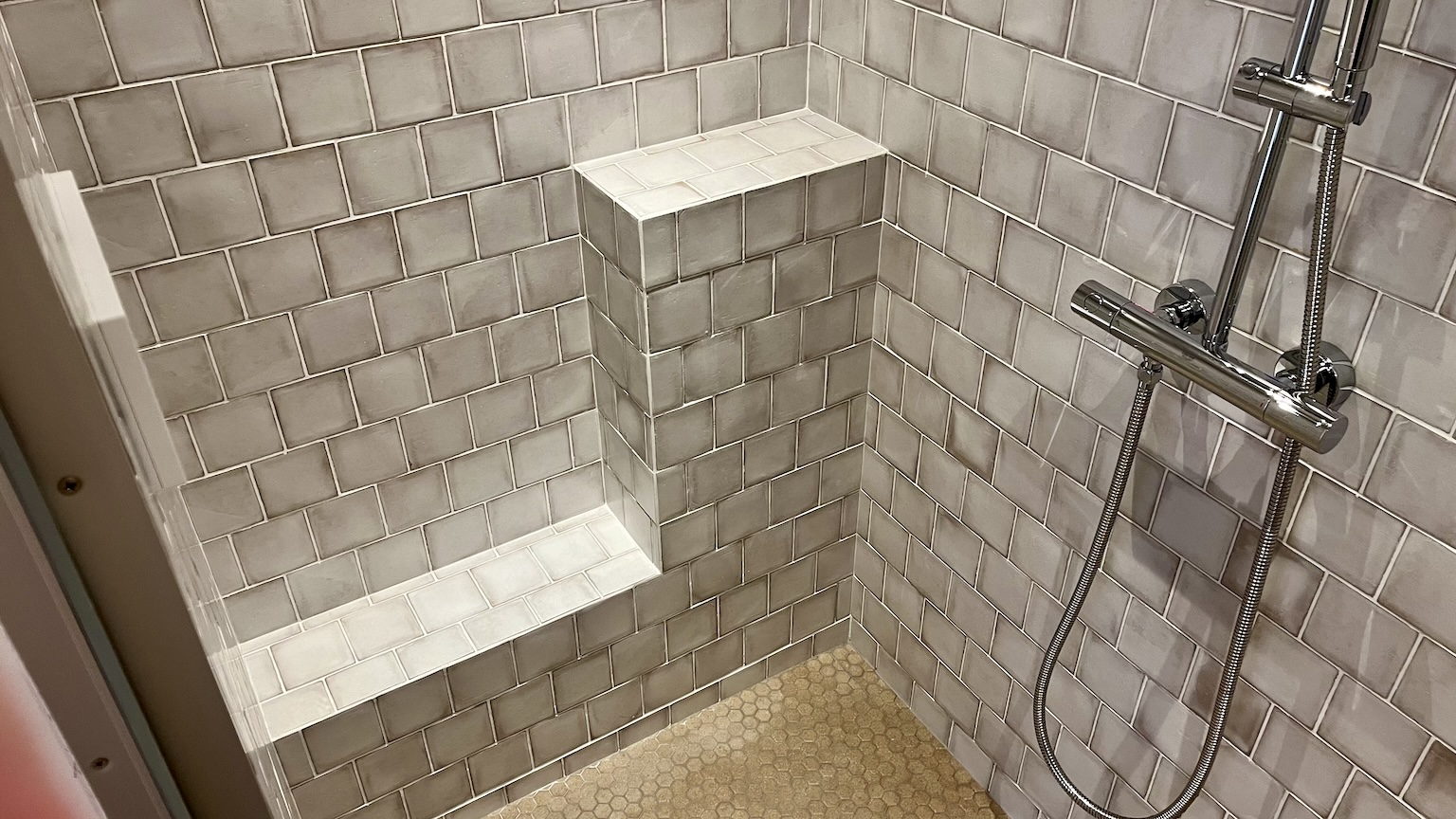 特注　オーダー　ユニットバス　事例28 シャワールーム　定形サイズ　タイル　100角　洗い場カウンター