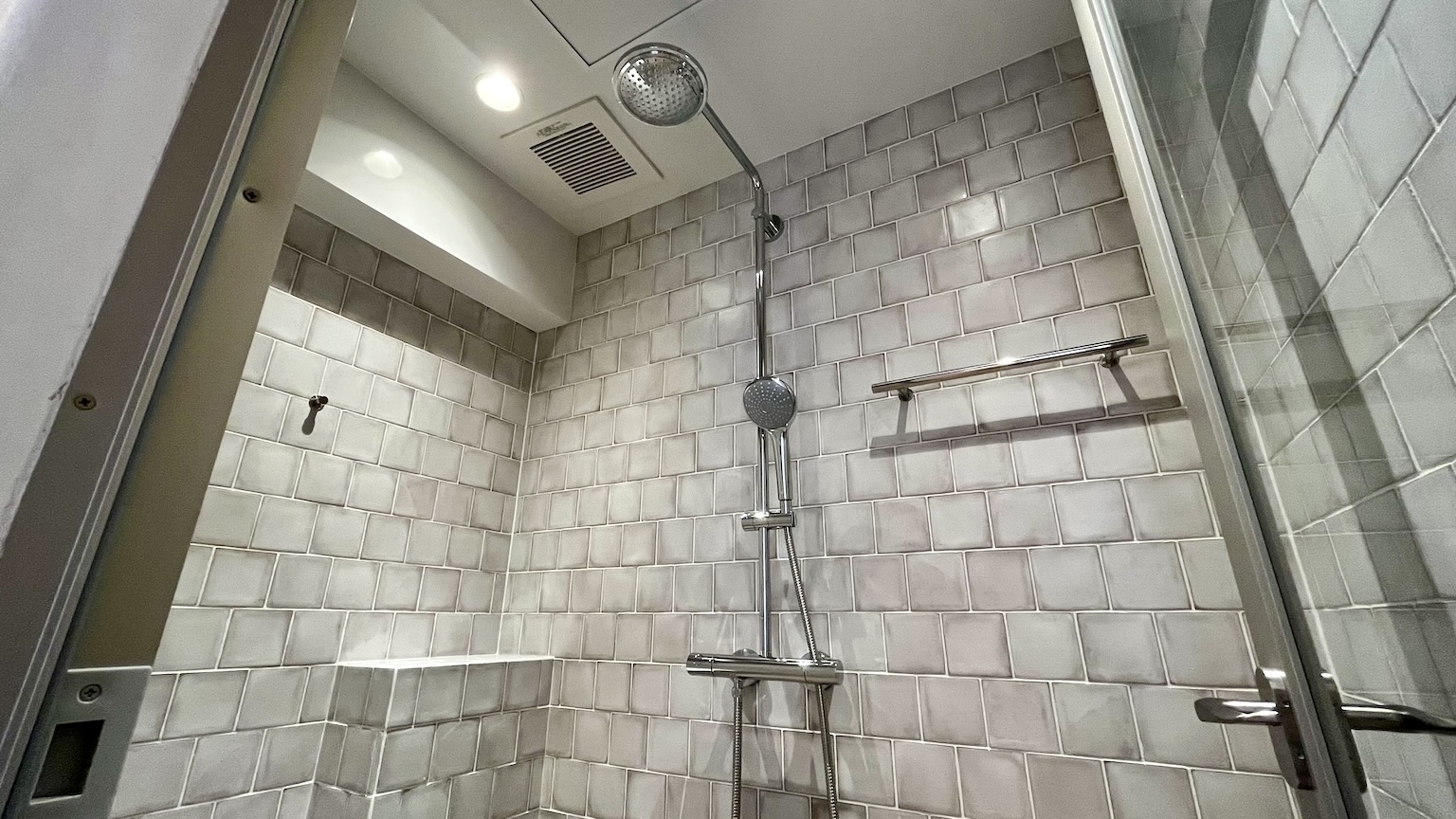 特注　オーダー　ユニットバス　事例28 シャワールーム　定形サイズ　タイル　100角