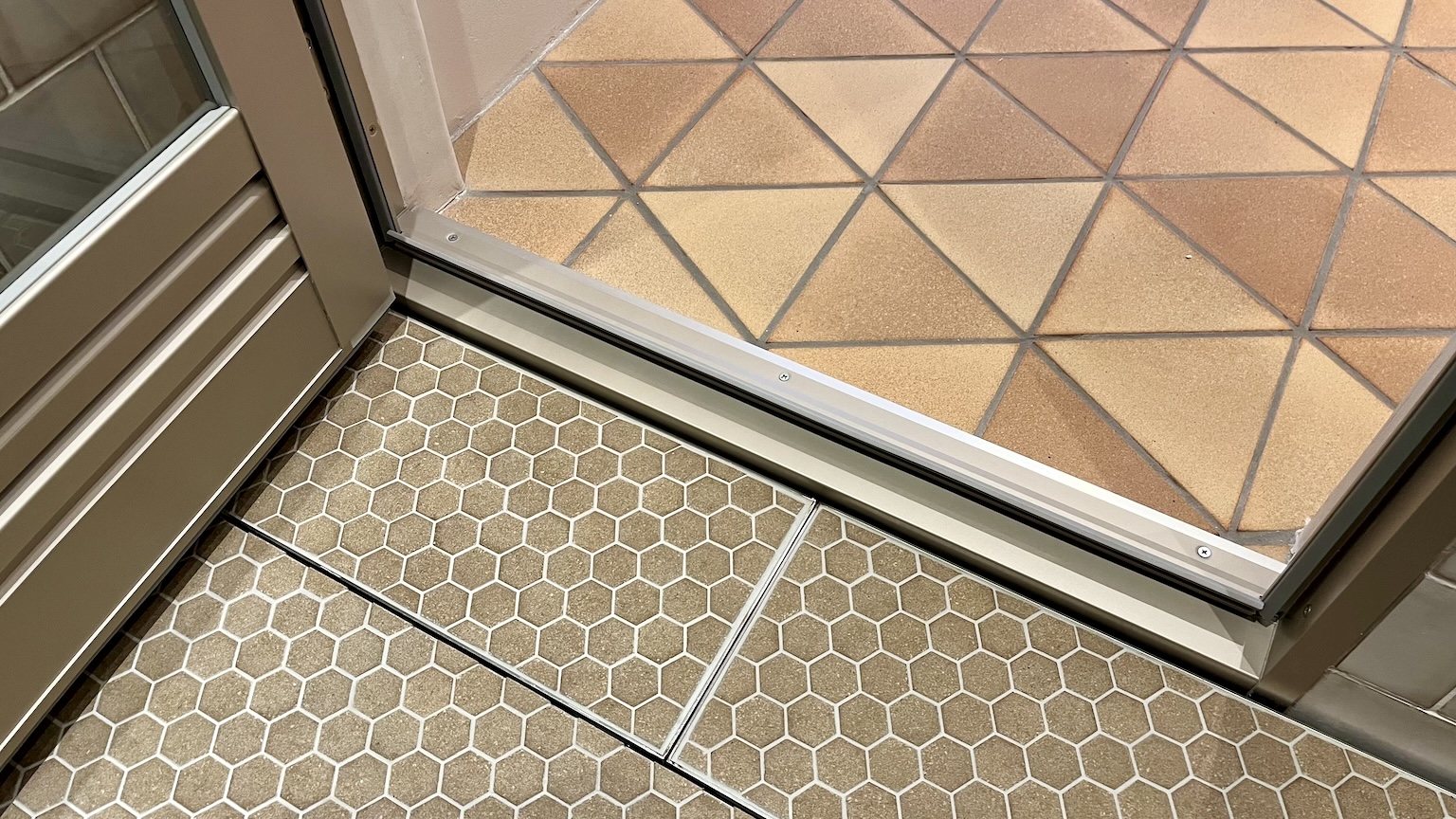 特注　オーダー　ユニットバス　事例28 シャワールーム　定形サイズ　タイル　ハニカム　六角形　床タイル　