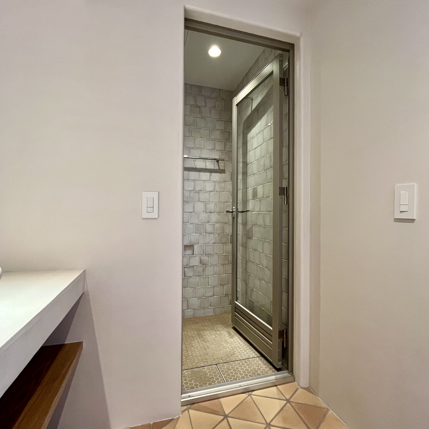 特注　オーダー　ユニットバス　事例28 シャワールーム　定形サイズ　タイル　100角　アルミ框ドア