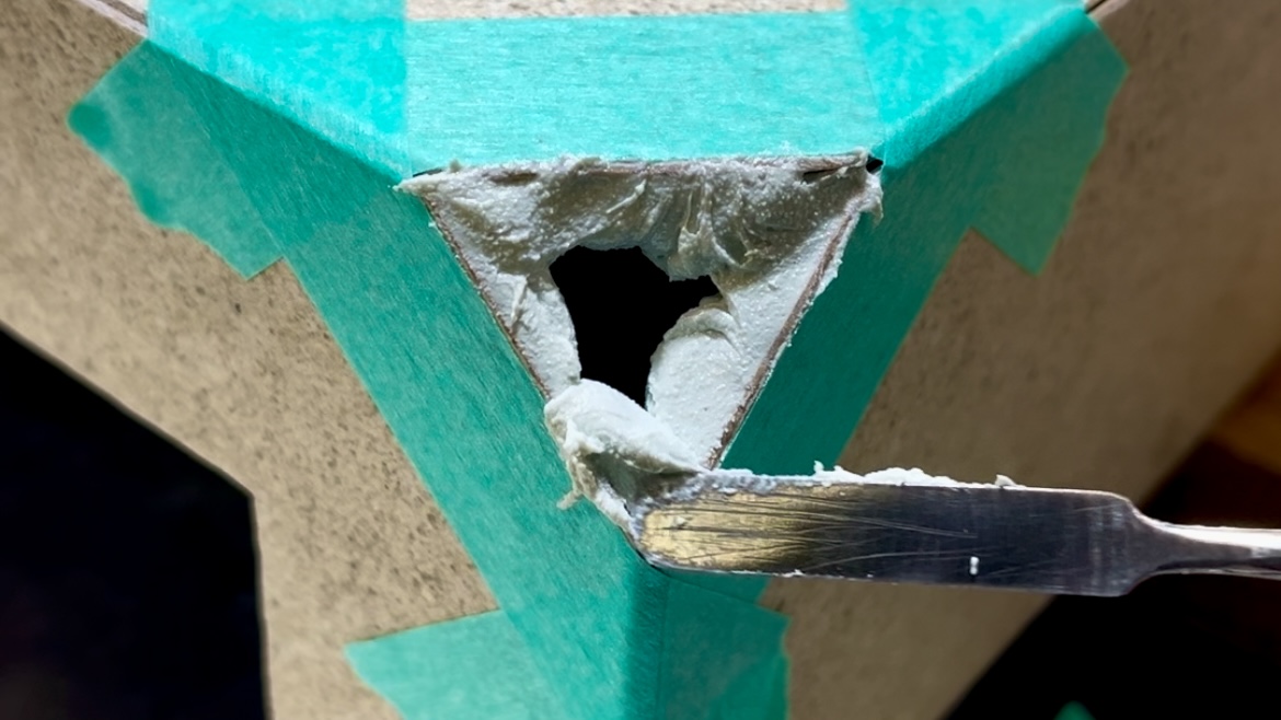 タイルの手洗いボウル 面取りパーツの接着